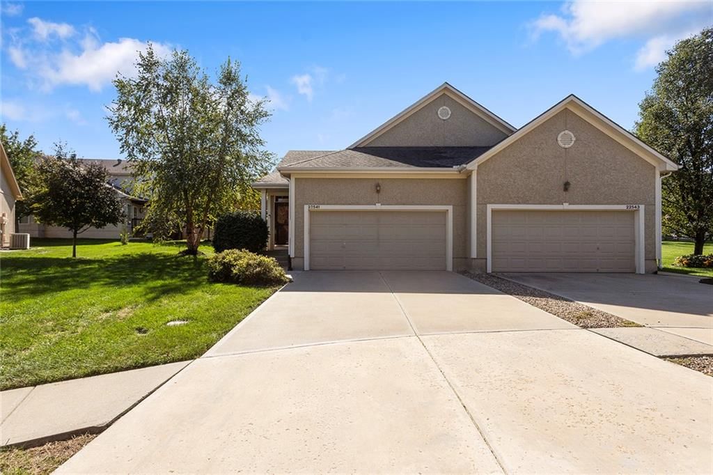 22541 W 72nd Street, Shawnee, KS: listing photo 2