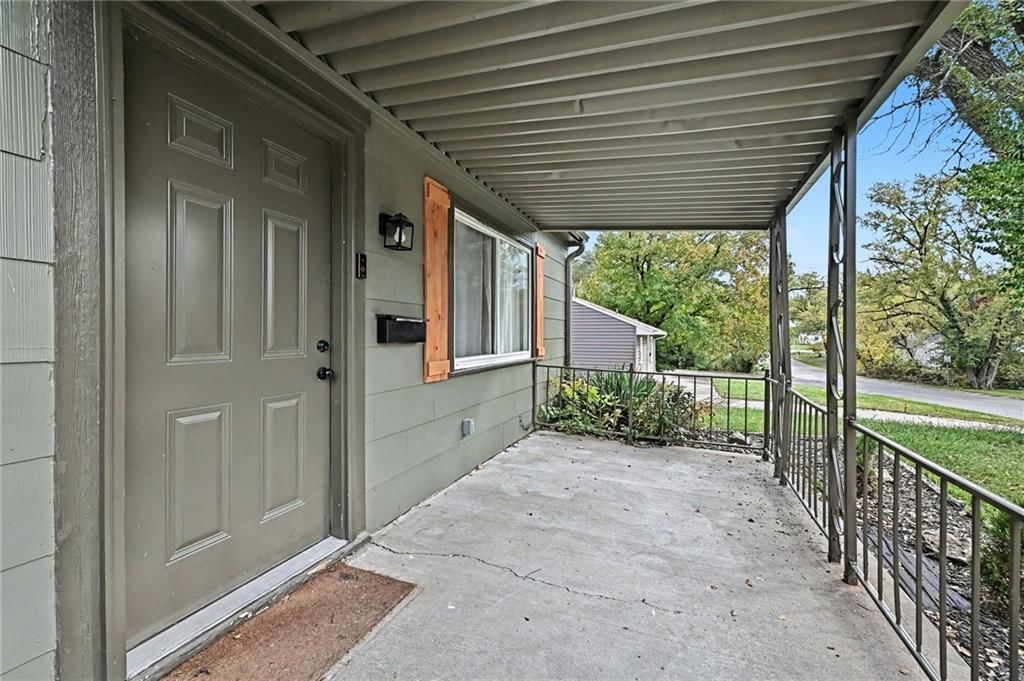 2204 NE 58th Terrace, Gladstone, MO: listing photo 3