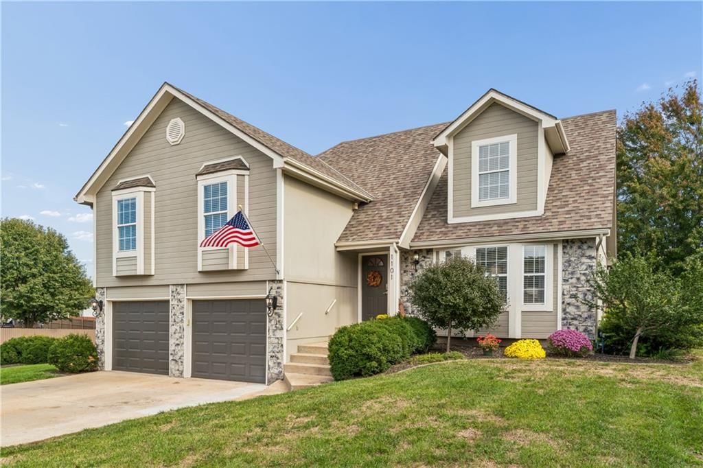 1101 SE Windstar Drive, Lee's Summit, MO: listing photo 2