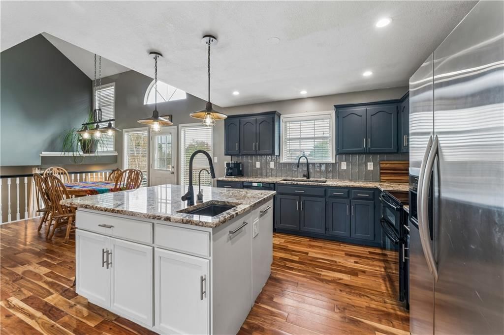 1101 SE Windstar Drive, Lee's Summit, MO: listing photo 3