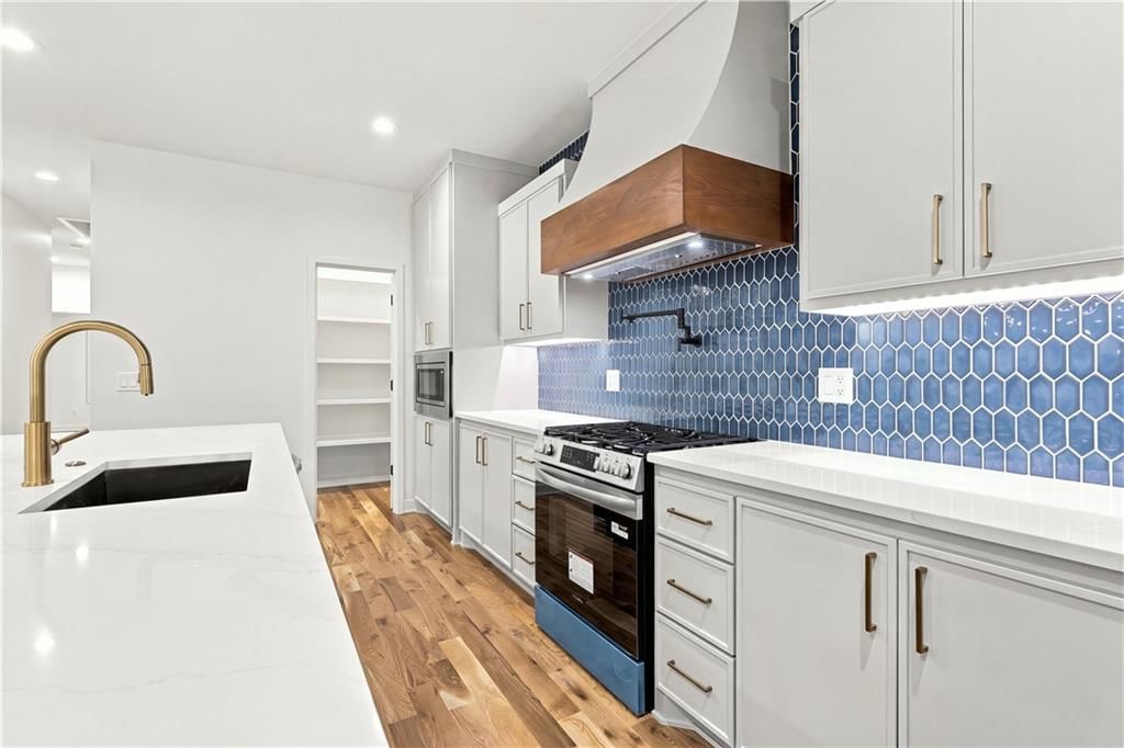Walk-in pantry at 2730 S 37th Street, Kansas City, KS 66106