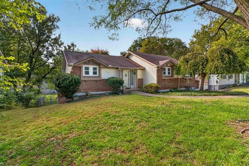 1913 SW 3rd Street, Lee's Summit, MO: listing photo 2