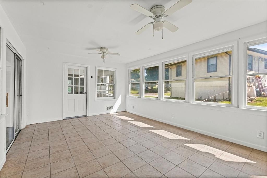 Photo 12 of 32 - 9503 E 80TH Terrace, Raytown, MO 64138