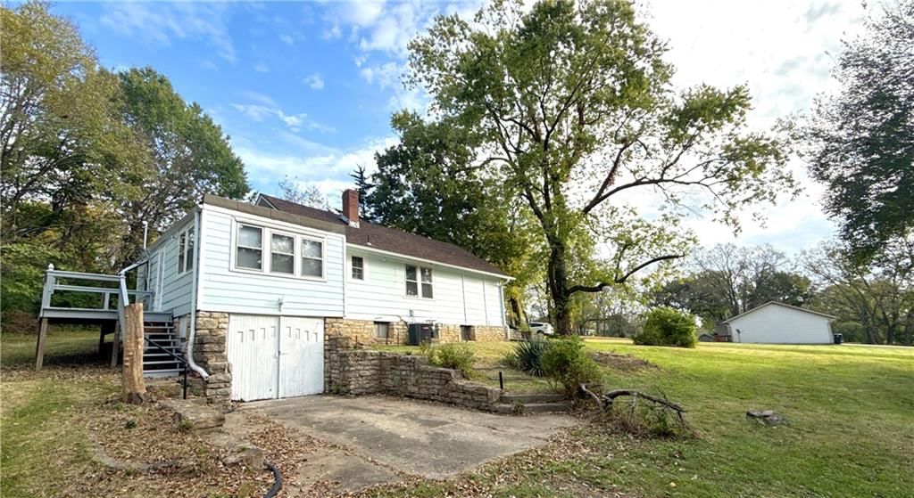 Photo 17 of 38 - 7344 Monroe Avenue, Kansas City, MO 64132