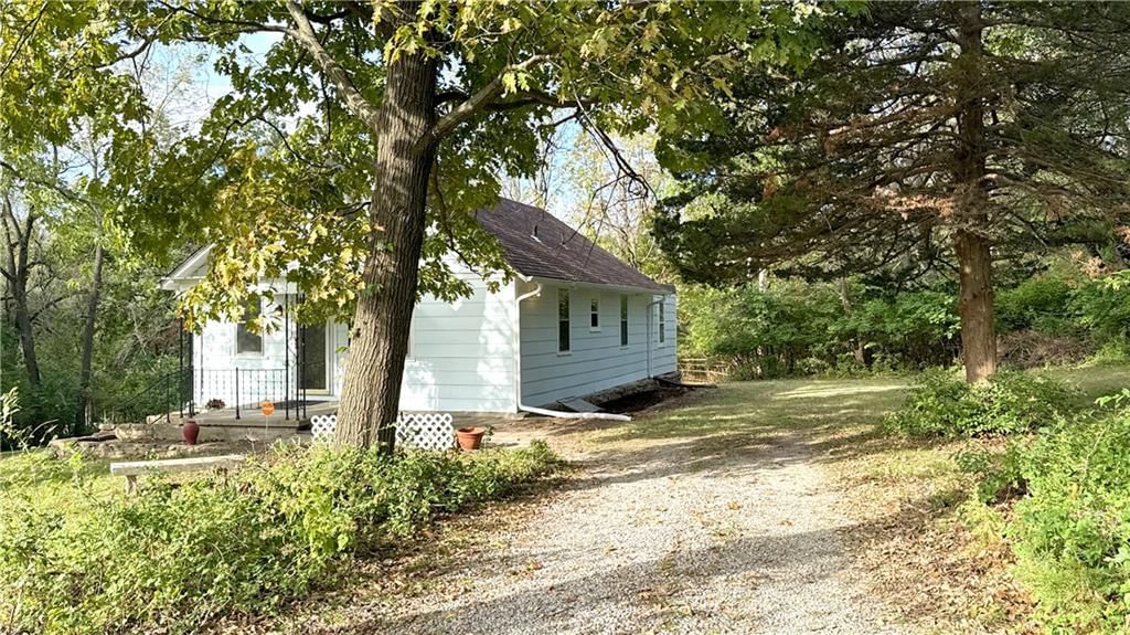 Photo 21 of 38 - 7344 Monroe Avenue, Kansas City, MO 64132