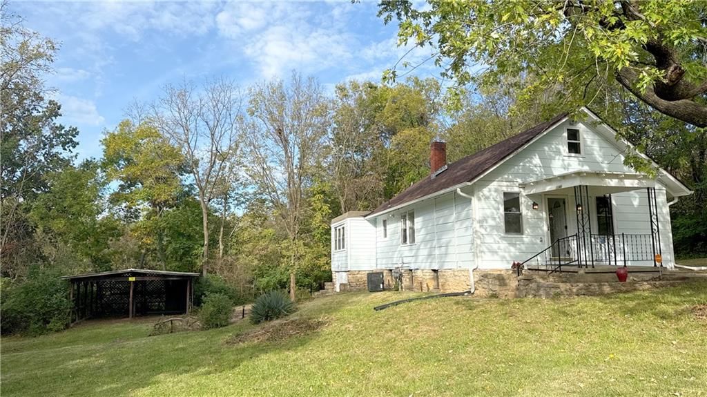 Photo 32 of 38 - 7344 Monroe Avenue, Kansas City, MO 64132
