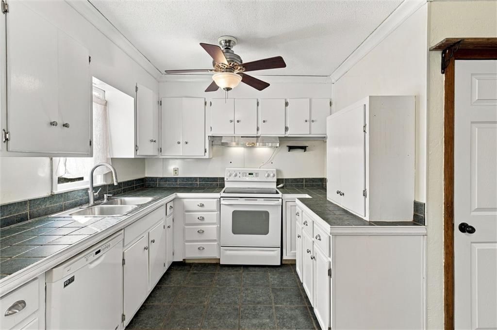 Photo 9 of 20 - 1504 9th Avenue, Leavenworth, KS 66048