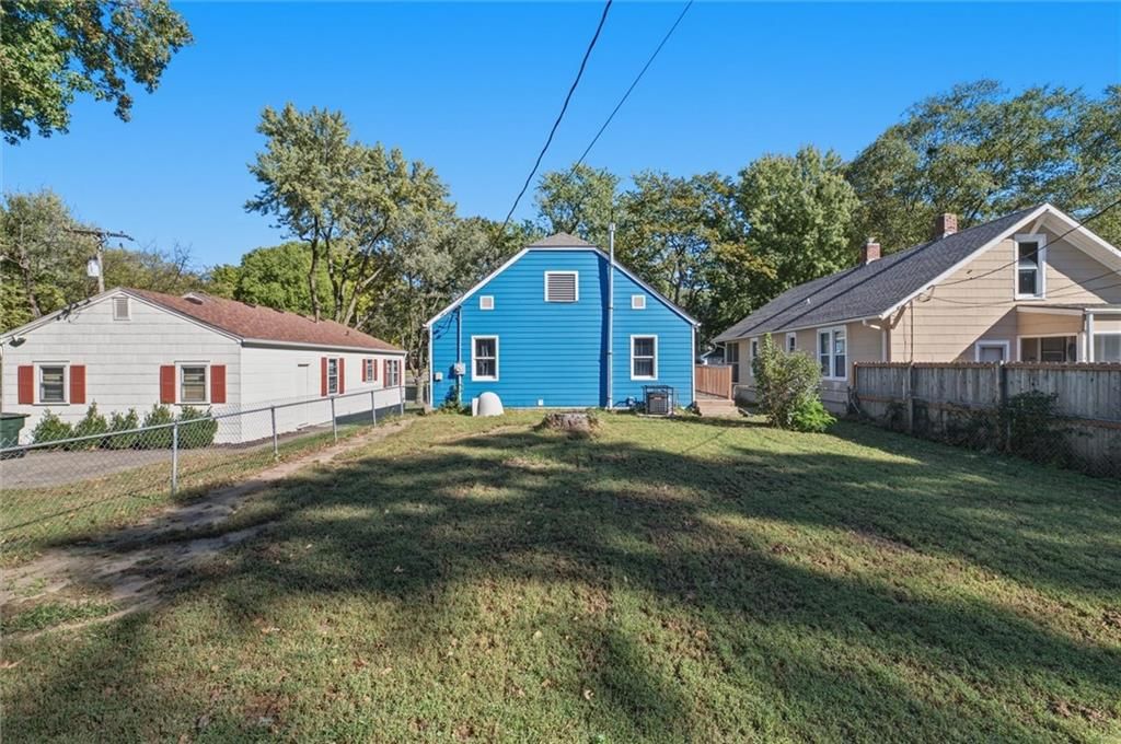 Fenced yard, mature trees and flat lot at 1504 9th Avenue, Leavenworth, KS 66048