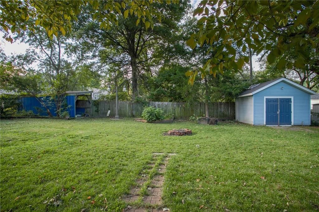 Fenced yard, mixed fence and flat lot at 9007 E 68th Street, Raytown, MO 64133
