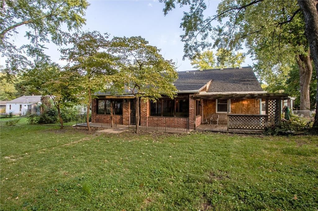 Photo 6 of 34 - 9007 E 68th Street, Raytown, MO 64133