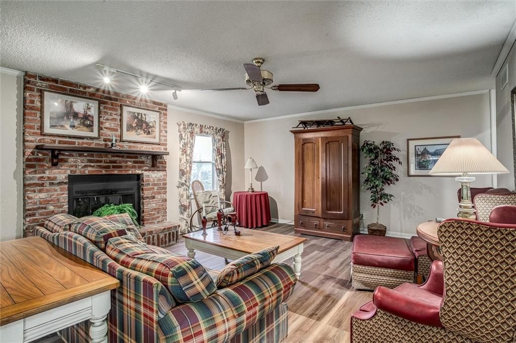 White walls at 9007 E 68th Street, Raytown, MO 64133