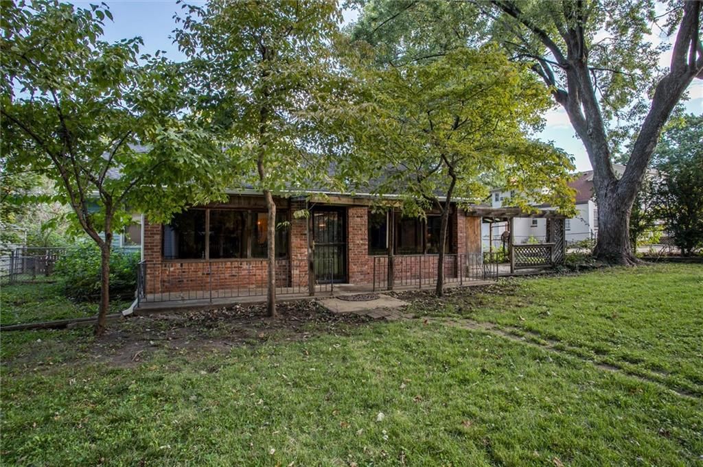 Photo 5 of 34 - 9007 E 68th Street, Raytown, MO 64133