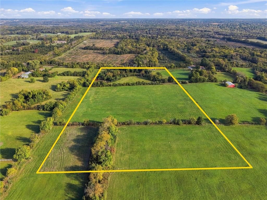 Photo 12 of 13 - 24705 Cowherd Road, Lee's Summit, MO 64064