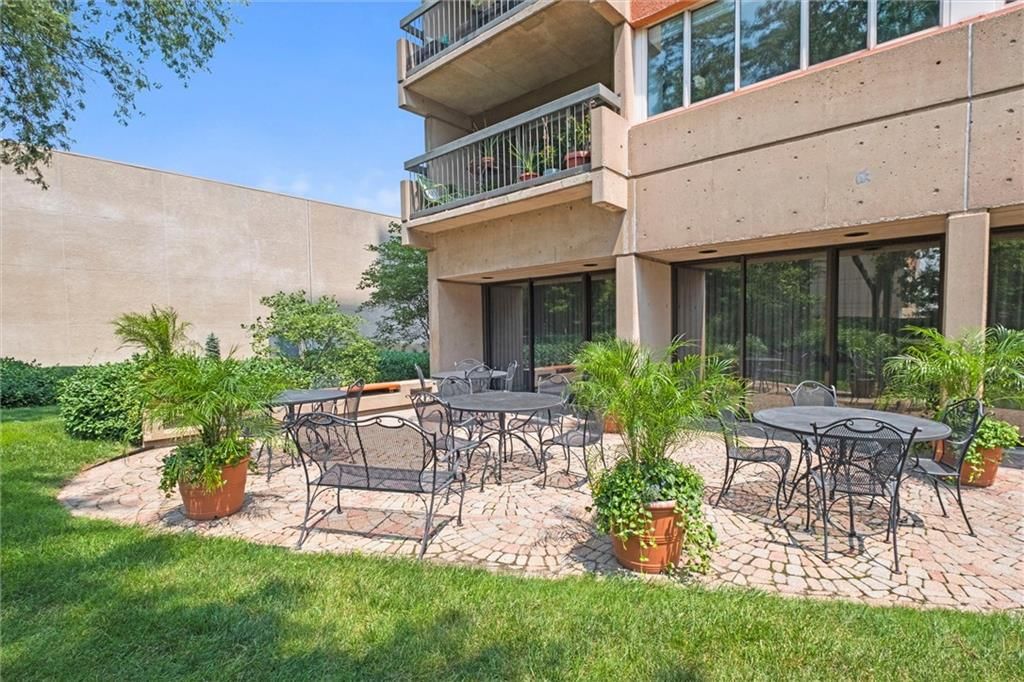 Paver patio at 2510 Grand Boulevard #902, Kansas City, MO 64108