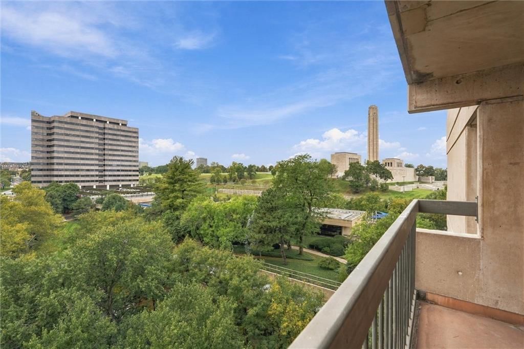 Mature trees and flat lot at 2510 Grand Boulevard #902, Kansas City, MO 64108