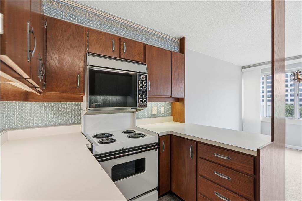 Electric range at 2510 Grand Boulevard #902, Kansas City, MO 64108
