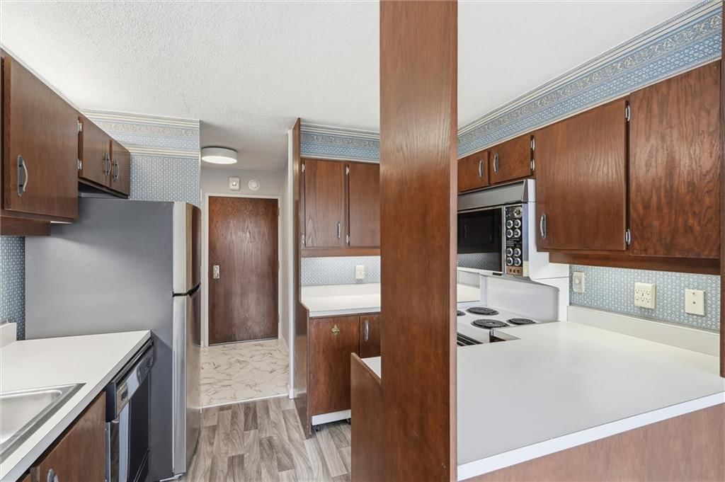 Wood kitchen cabinets, kitchen backsplash and mosaic tile backsplash at 2510 Grand Boulevard #902, Kansas City, MO 64108