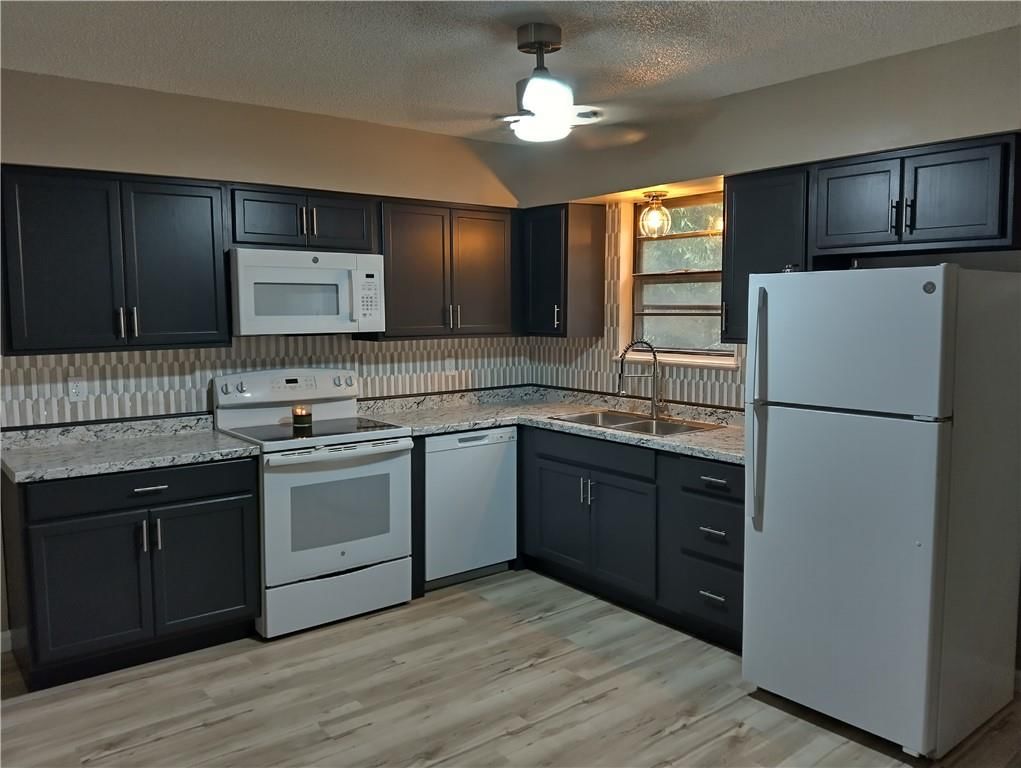 Kitchen backsplash at 909/911 Madison Street, Leavenworth, KS 66048