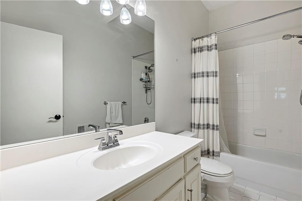 Photo 45 of 90 - 60 E Dundee Circle, Loch Lloyd, MO 64012
