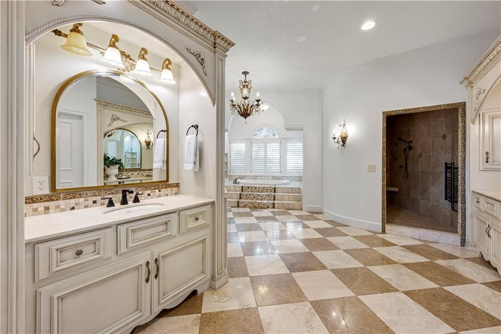 Photo 22 of 90 - 60 E Dundee Circle, Loch Lloyd, MO 64012