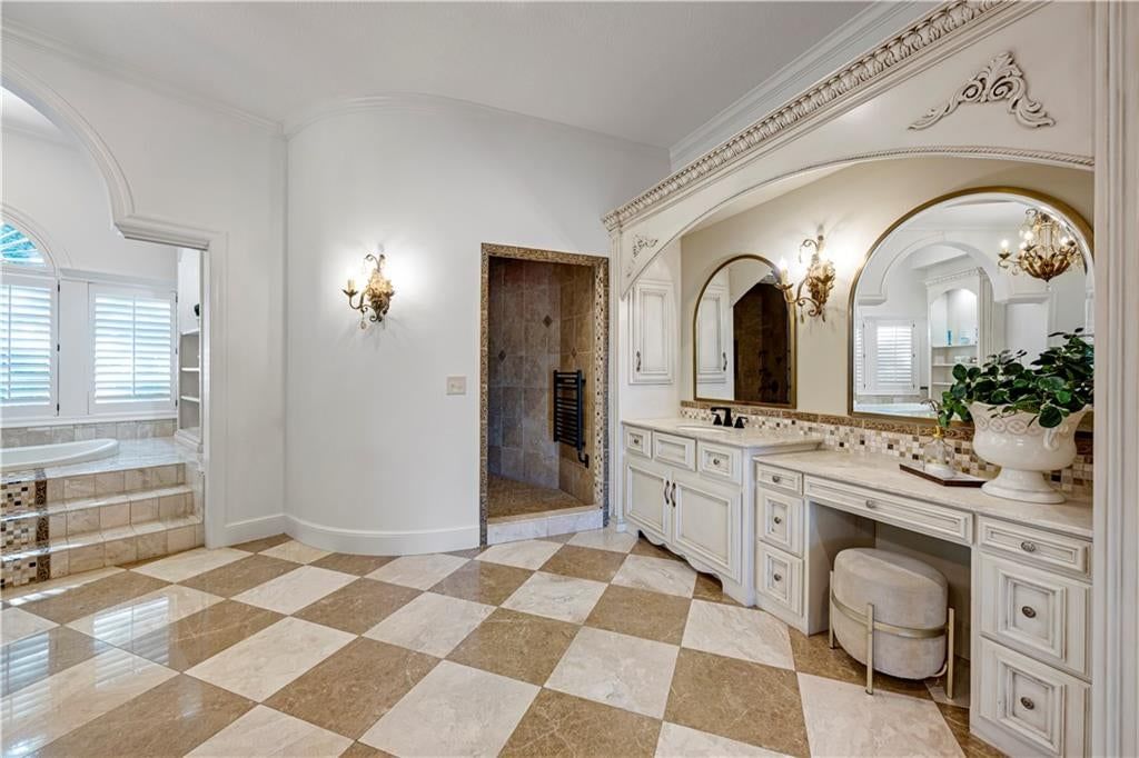 Photo 21 of 90 - 60 E Dundee Circle, Loch Lloyd, MO 64012