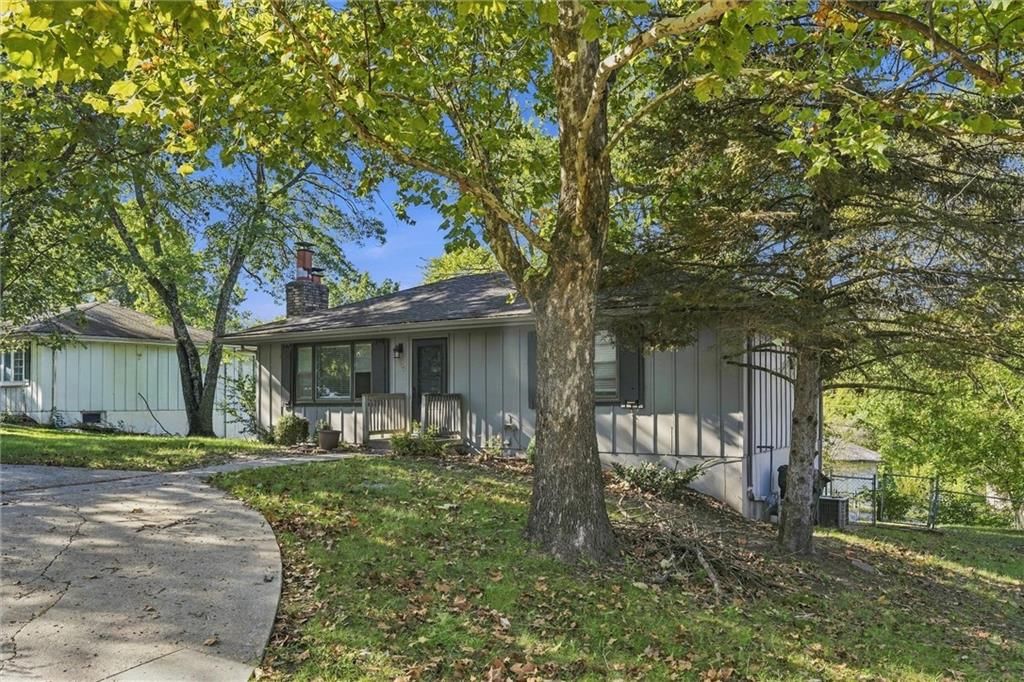 Photo 4 of 31 - 2206 Wilson Avenue, Leavenworth, KS 66048