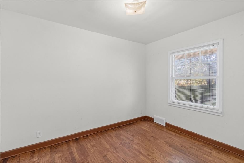 Photo 18 of 33 - 2034 Van Brunt Boulevard