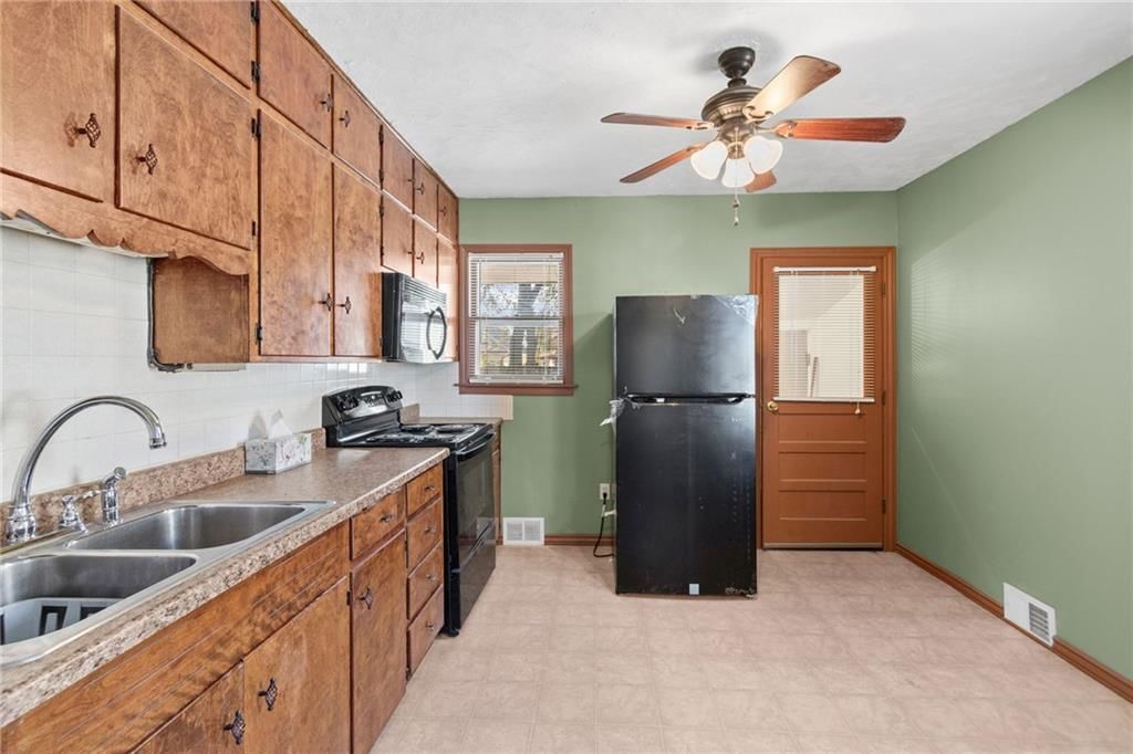 Photo 11 of 33 - 2034 Van Brunt Boulevard