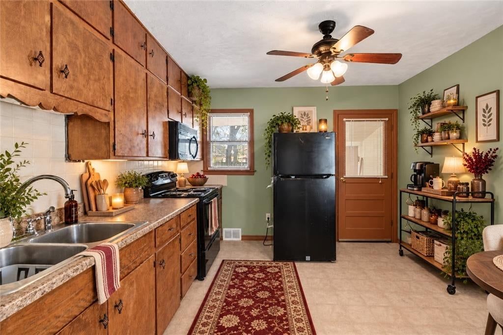 Photo 13 of 33 - 2034 Van Brunt Boulevard