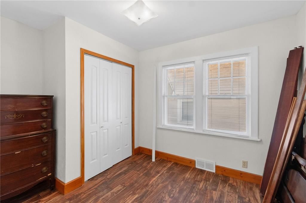 Photo 15 of 33 - 2034 Van Brunt Boulevard