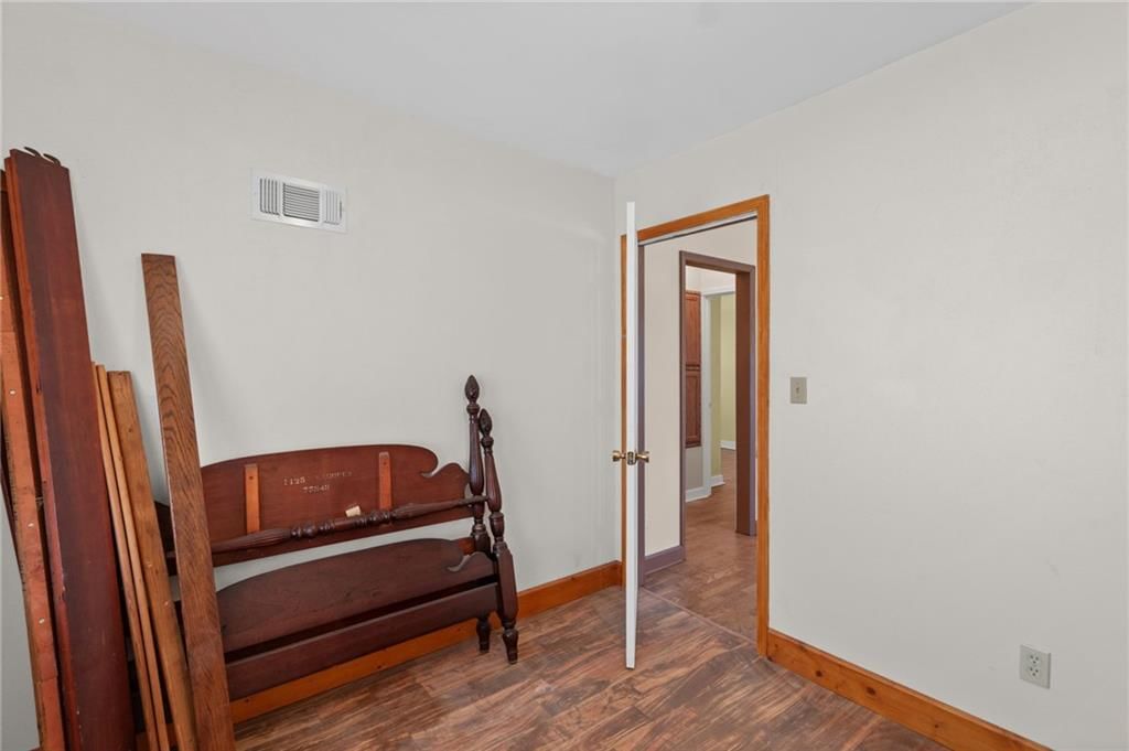 Photo 16 of 33 - 2034 Van Brunt Boulevard