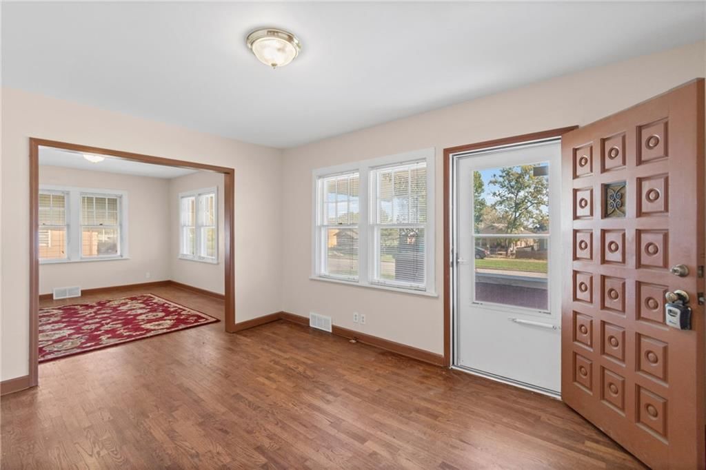 Photo 4 of 33 - 2034 Van Brunt Boulevard