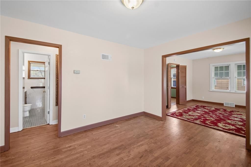 Photo 7 of 33 - 2034 Van Brunt Boulevard