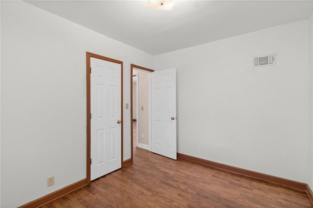 Photo 20 of 33 - 2034 Van Brunt Boulevard