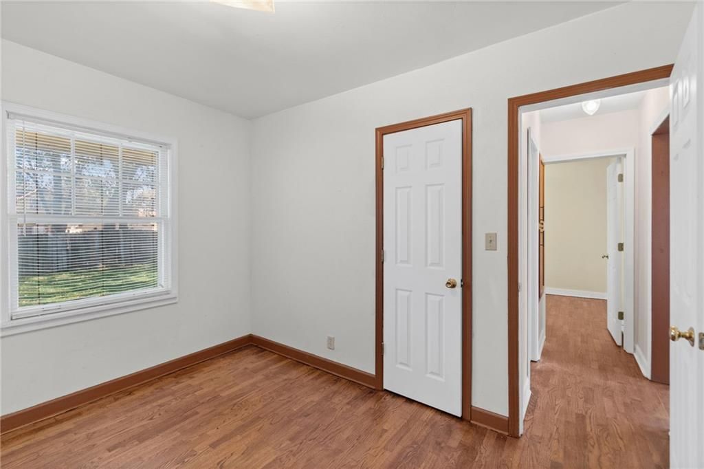 Photo 19 of 33 - 2034 Van Brunt Boulevard