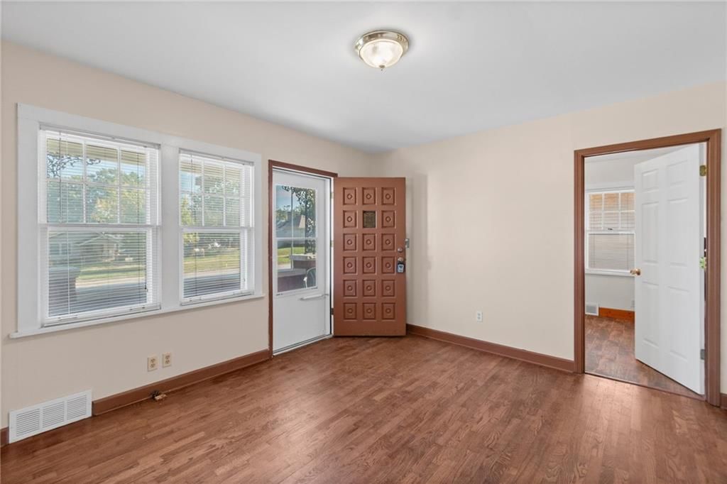 Photo 5 of 33 - 2034 Van Brunt Boulevard