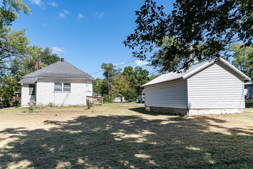 Photo 17 of 18 - 15545 Hickory Street, Basehor, KS 66007