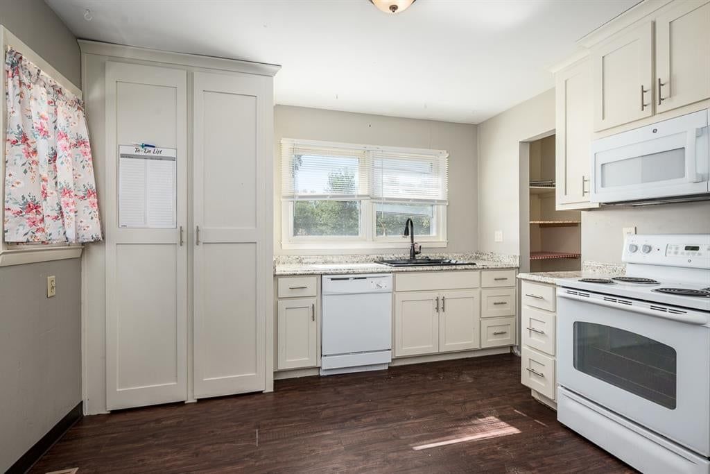 15545 Hickory Street, Basehor, KS: listing photo 3