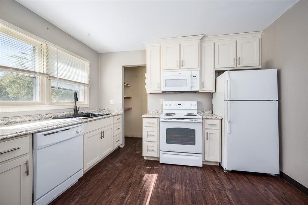 Electric range at 15545 Hickory Street, Basehor, KS 66007