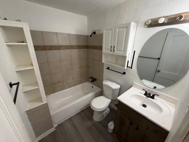 Tiled shower at 7432 Bellefontaine Avenue, Kansas City, MO 64132