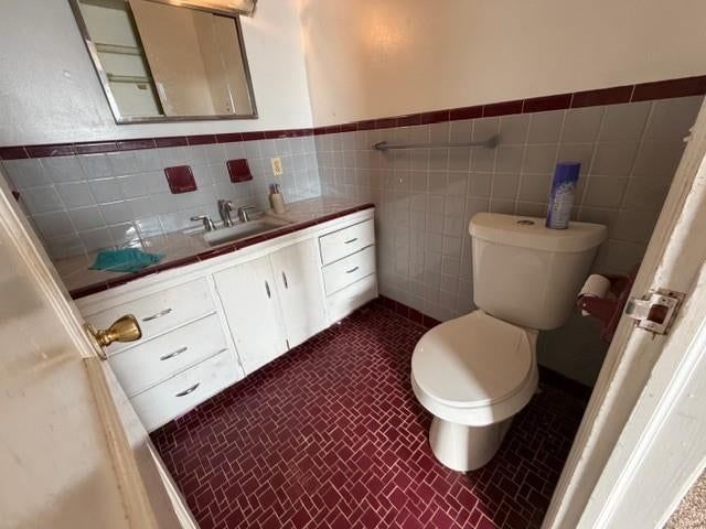 White vanity at 7432 Bellefontaine Avenue, Kansas City, MO 64132