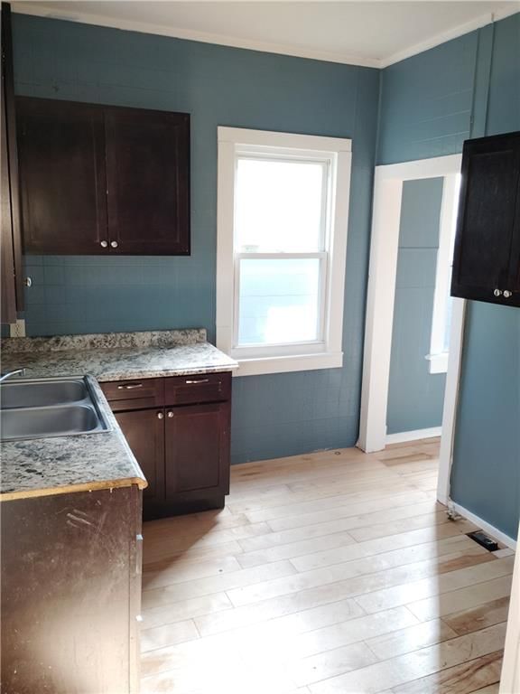 Photo 5 of 19 - 3421 Flora Avenue, Kansas City, MO 64109
