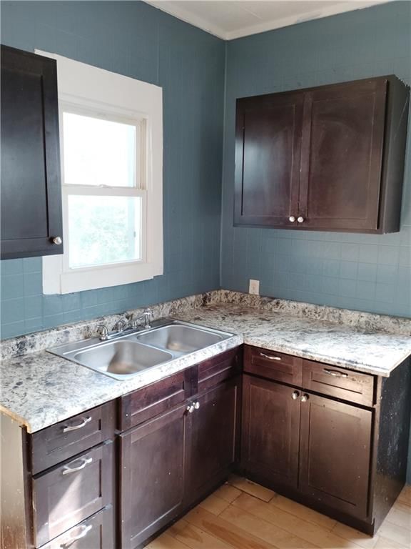 Photo 6 of 19 - 3421 Flora Avenue, Kansas City, MO 64109