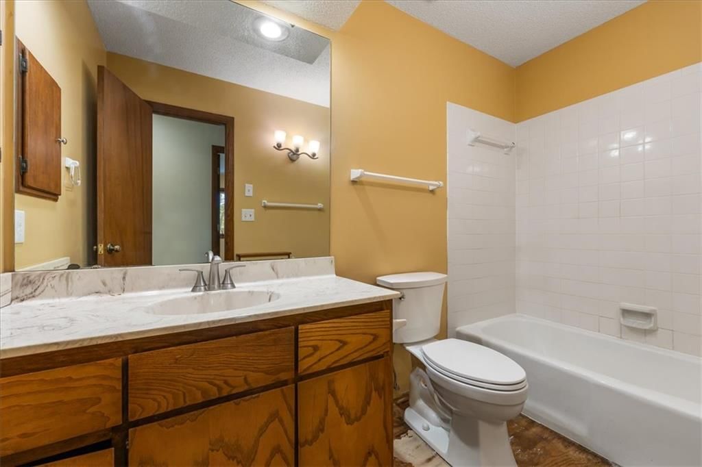 Photo 18 of 27 - 14705 W 91st Place, Lenexa, KS 66215