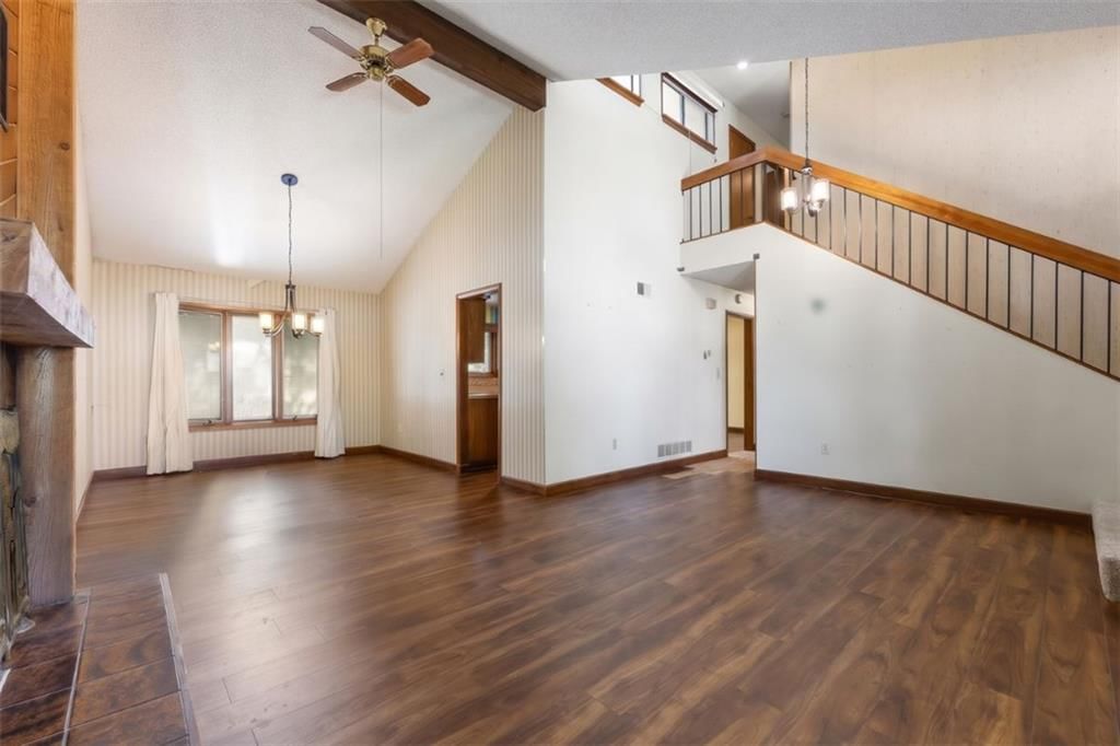 Tall ceilings and ceiling beams at 14705 W 91st Place, Lenexa, KS 66215