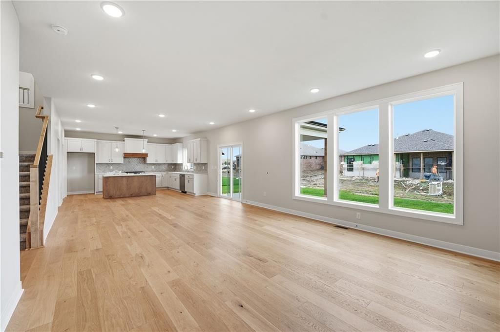 Photo 11 of 33 - 18555 W 195th Street, Spring Hill, KS 66083