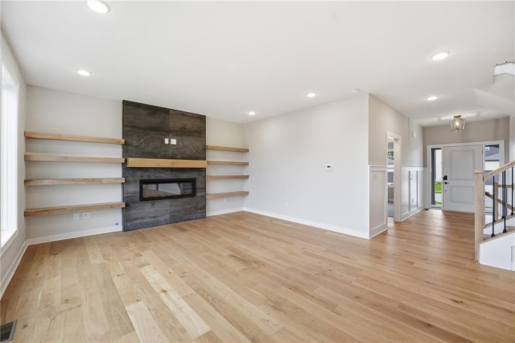 Photo 12 of 33 - 18555 W 195th Street, Spring Hill, KS 66083