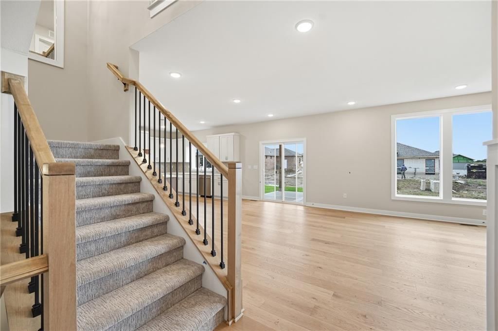 Photo 10 of 33 - 18555 W 195th Street, Spring Hill, KS 66083