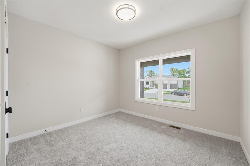 Photo 13 of 33 - 18555 W 195th Street, Spring Hill, KS 66083