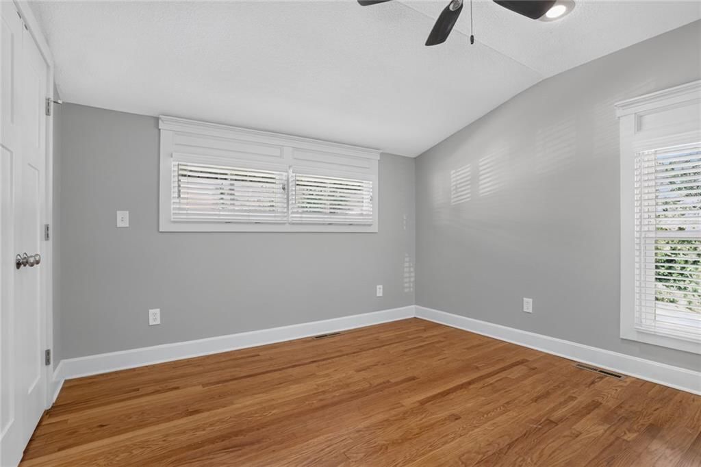 Photo 8 of 20 - 5404 NE 43rd Street, Kansas City, MO 64117